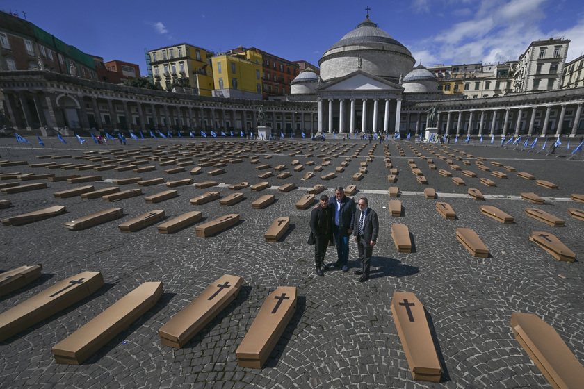 Morti sul lavoro, 500 bare in piazza Plebiscito a Napoli