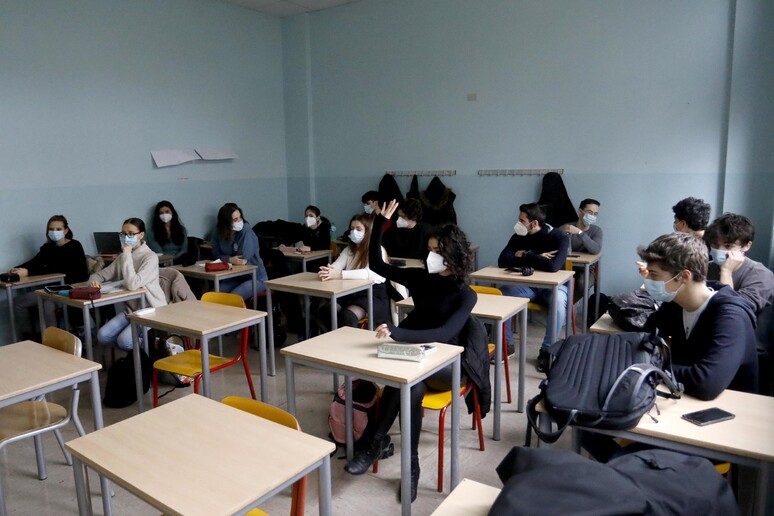 Studenti in classe a Milano, archivio - RIPRODUZIONE RISERVATA