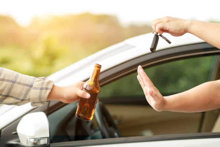 Alla guida sotto l 'effetto di alcol 7 giovani su 100 - RIPRODUZIONE RISERVATA