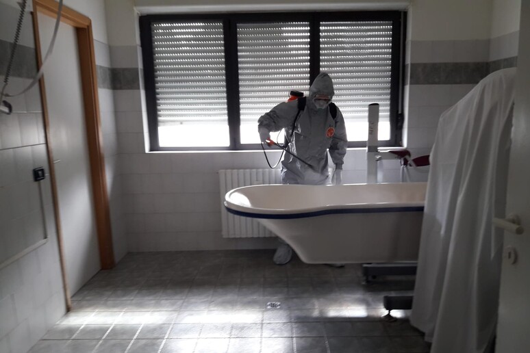 Sanificazione nella provincia di Brescia durantela pandemia di Covid-19 (fonte: Ministero della Difesa) - RIPRODUZIONE RISERVATA