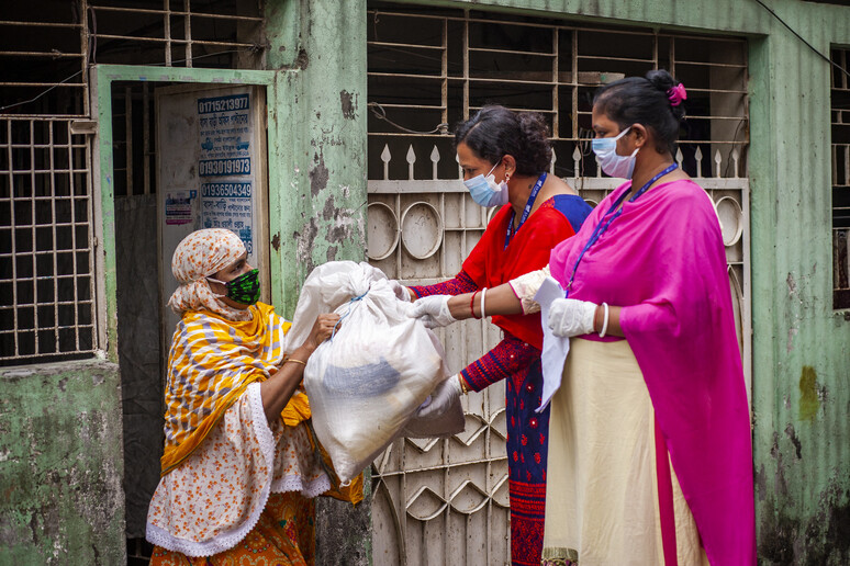 Donne in India che consegnano aiuti durante la pandemia da Covid-19 - RIPRODUZIONE RISERVATA