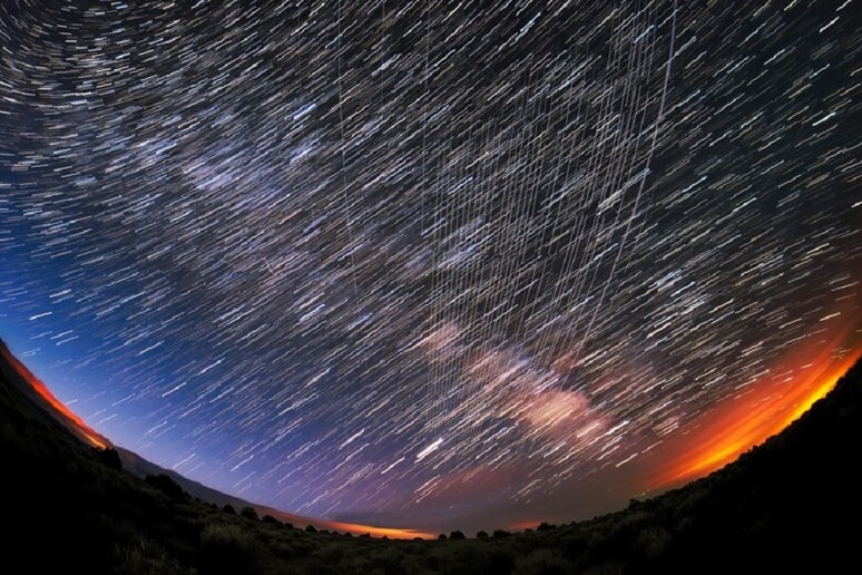 La strie verticali al centro dell 'immagine sono le tracce dei satelliti Starlink, che ttraversano quelle lasciate dalle stelle, nel cielo del New Mexico (fonte: M. Lewinsky, CC BY 2.0) - RIPRODUZIONE RISERVATA