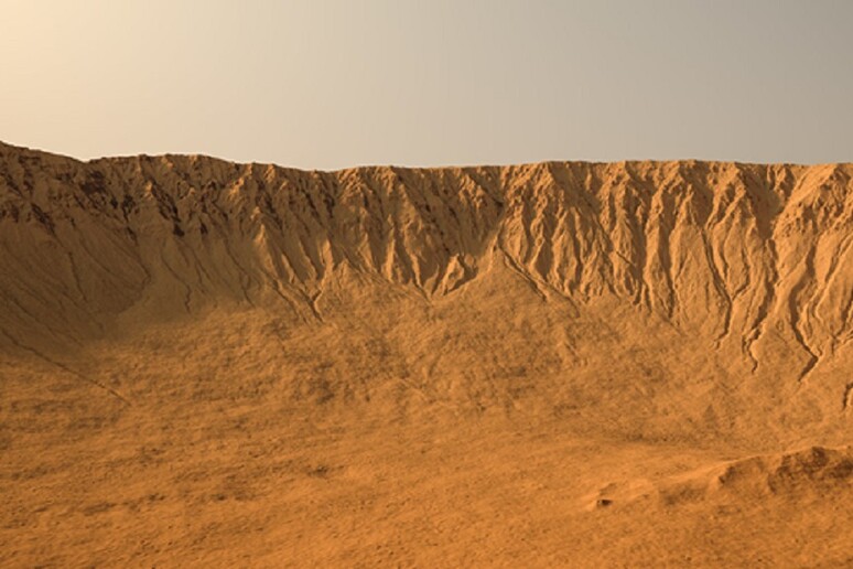 Ricostruzione di un cratere marziano solcato da calanchi (fonte: NASA/JPLCaltech/UArizona) - RIPRODUZIONE RISERVATA