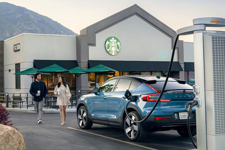 Volvo e Starbucks, alleanza Usa per ricarica auto al caffè - RIPRODUZIONE RISERVATA
