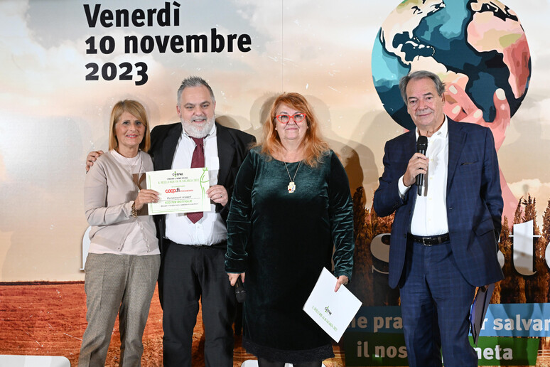 Claudio Vanni, Unicoop Firenze con Monica Pasquarelli responsabile Coripet durante la premiazione - RIPRODUZIONE RISERVATA