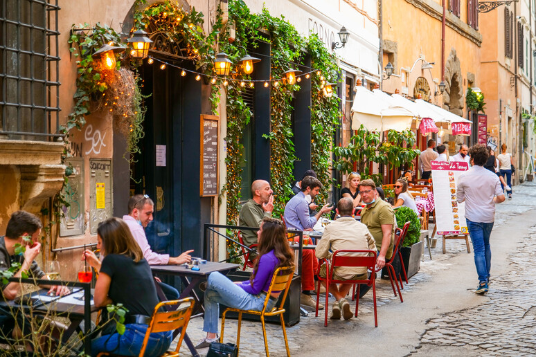 tavolini di bar e ristorante in una classica via di Trastevere a  Roma, foto iStock. - RIPRODUZIONE RISERVATA
