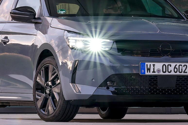 Opel Corsa, più sicurezza con nuovi fari Intelli-Lux Matrix - RIPRODUZIONE RISERVATA