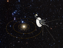 Rappresentazione artistica della sonda Voyager 1, sullo sfondo il Sistema Solare (fonte: NASA, ESA, G. Bacon/STScI) (ANSA)