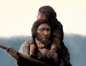 Rappresentazione artistica di un uomo Neanderthal con la figlia (fonte:  Tom Bjorklund) (ANSA)