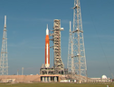 Lo Space Lauch System (Sls) con la capsula Orion sulla piattaforma di lancio 39B del Kennedy Space Center (fonte: Spaceflightnow da YouTube) (ANSA)