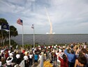 Il Kennedy Space Center affollato per il lancio dello Space Shuttle Endeavour nel 2009 (fonte: Nasa, Ben Cooper) (ANSA)