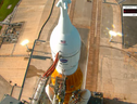 Il razzo Sls con la capsula Orion in attesa del lancio nel Kennedy Space Center (fonte: NASA TV) (ANSA)