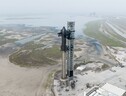  I tecnici della SpaceX hanno assemblato il razzo sulla sua postazione di lancio presso la Starbase, la struttura della compagnia localizzata nel Sud del Texas (fonte: SpaceX via Twitter) (ANSA)