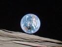 La Terra e la Luna in un'immagine che il lander Hakuto-R aveva inviato dall'orbita lunare (fonte: ispace, da Twitter) (ANSA)
