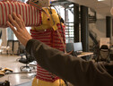  Quando viene utilizzato su un braccio robotico, RobotSweater consente alla spinta della mano di una persona di guidare il movimento del braccio (fonte: Carnegie Mellon University) (ANSA)