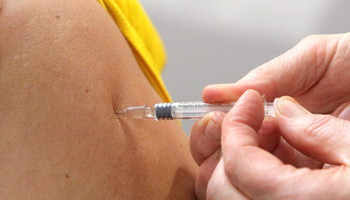 Anziani, con vaccino bivalente -73% rischio ricovero (ANSA)