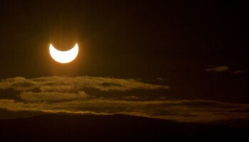 L'eclissi parziale di Sole del 2011, vista dalla Norvegia (fonte: Rhys Jones da Tromsø, Norway, da Wikipedia) (ANSA)