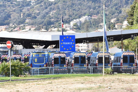 La polizia alla frontiera a Ventimiglia