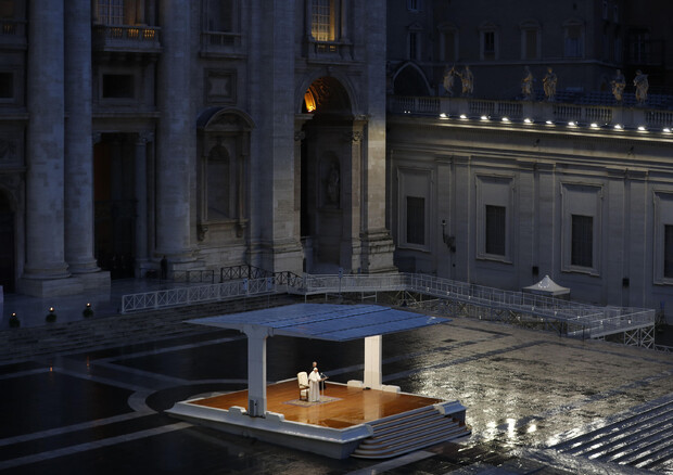 Papa Francesco mentre pregava in piazza San Pietro in piena pandemia di Covid-19 © ANSA