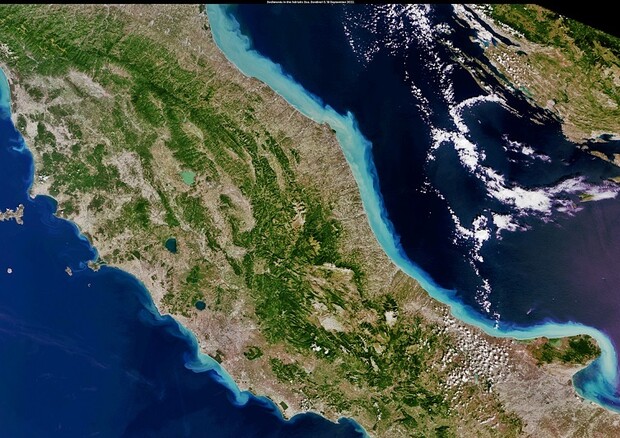 I detriti riversati nel mare Adriatico dopo l’ondata di maltempo nel centro Italia (fonte: Ue-Copernicus Sentinel-3) © Ansa