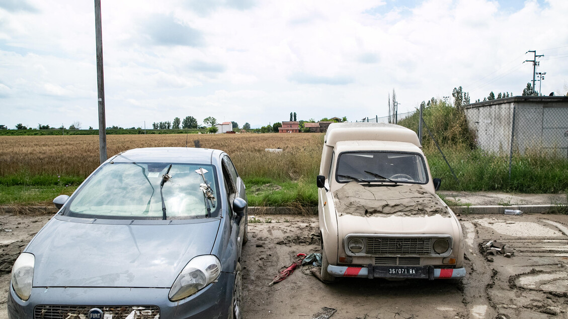 Un mese fa l 'alluvione in Emilia-Romagna, il cimitero delle auto - RIPRODUZIONE RISERVATA