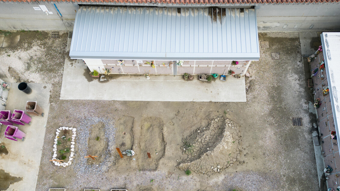 Alcune tombe scavate nel fango, un mese dopo l 'alluvione, in una veduta aerea del cimitero di Sant 'Agata sul Santerno (Ravenna) - RIPRODUZIONE RISERVATA