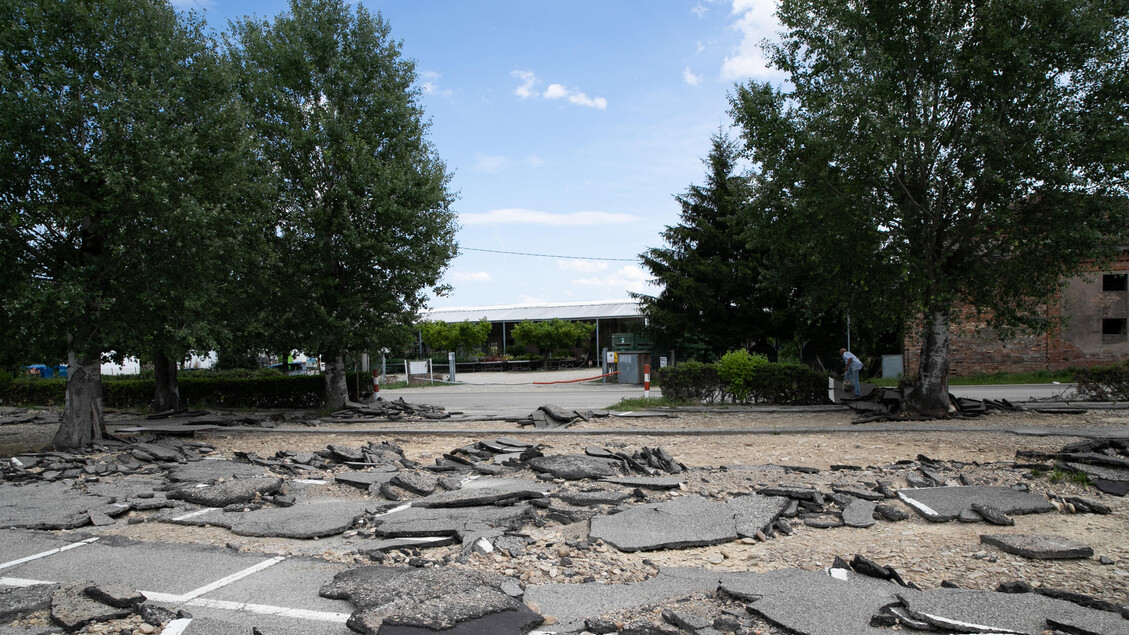 L 'asfalto del parcheggio della discoteca "Le Cupole" saltato dopo l 'alluvione di un mese fa, Castel Bolognese (Ravenna) - RIPRODUZIONE RISERVATA