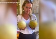 Elezioni, Meloni scherza sui social: regge due meloni in un video (ANSA)