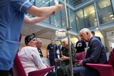 Rei Charles se reuniu com pacientes em tratamento contra o câncer