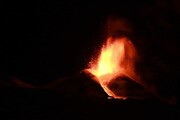 L'Etna da' spettacolo con fontana di lava e trabocchi