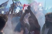 Napoli, l'attesa dei tifosi a Castelvolturno: 'Intanto festeggiamo'