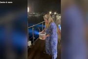 Turista compra aragosta in ristorante per liberarla in mare