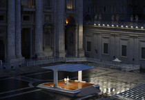 Papa Francesco mentre pregava in piazza San Pietro in piena pandemia di Covid-19 (ANSA)