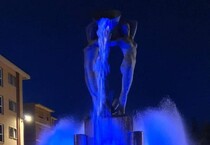 fontana luminosa blu per giornata Lingua dei Segni (ANSA)