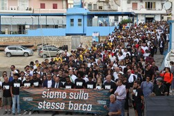 Migranti: corteo a Lampedusa per ricordare vittime naufragio