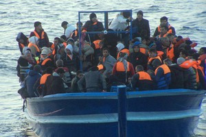 Immigrazione: 596 migranti soccorsi dalla Marina Militare (ANSA)