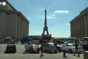 Centinaia di auto d'epoca sfilano per le strade di Parigi (ANSA)