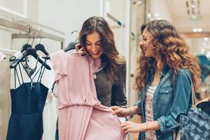 Due donne fanno shopping foto iStock. (ANSA)