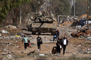 Palestinesi in fuga dal nord della Striscia di Gaza lungo l'arteria Sallah-a-Din verso sud (ANSA)