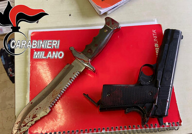 Il coltello e la pistola giocattolo trovate allo studente di 16 anni che ha aggredito, ferendola, una professoressa ad Abbiategrasso (Milano) (ANSA)