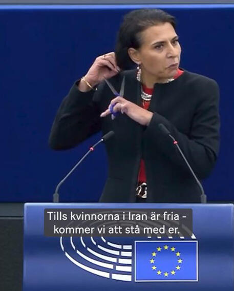 Iran: deputata svedese si taglia i capelli nel Parlamento Ue Gesto simbolico che ha destato numerose reazioni © ANSA