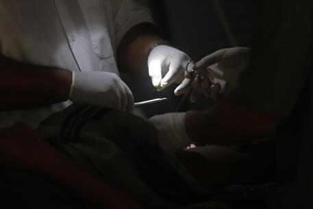 Foto di archivio di una circoncisione © EPA