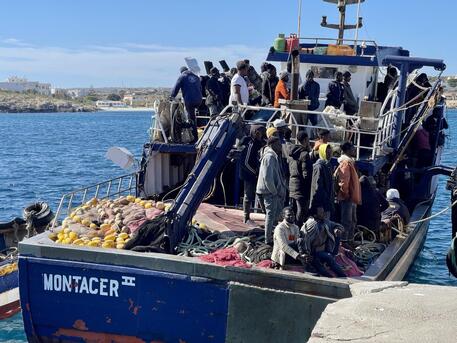 Migranti: sbarchi autonomi a Lampedusa, arrivati 4 barchini © ANSA