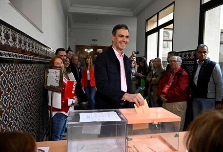 Il premier Pedro Sanchez mentre vota © AFP