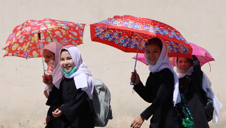 Un gruppo di studentesse in Afghanistan (ANSA)