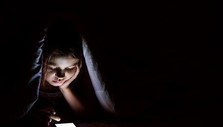 Social media tolgono sonno ai bambini, una notte a settimana  (ANSA)