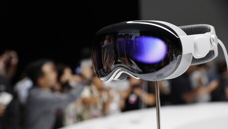 Arriva Vision Pro, il visore di realtà mista di Apple (ANSA)