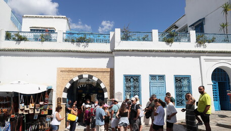 Turisti in gita al villaggio di Sidi Bou Said in Tunisia (ANSA)