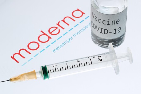 Covid, Commissione Ue autorizza il vaccino Moderna adattato