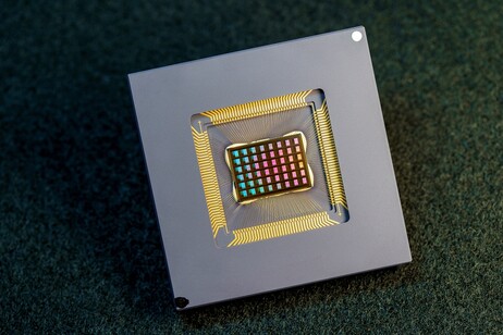 Il nuovo chip NeuRRAM (fonte: David Baillot/University of California San Diego)